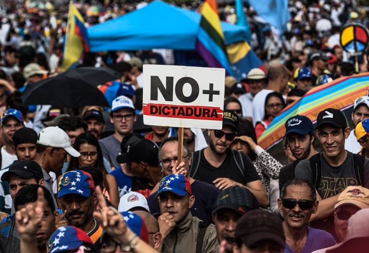 Venezuela: Ya son 48 los muertos y Maduro renueva el "estado de excepción"