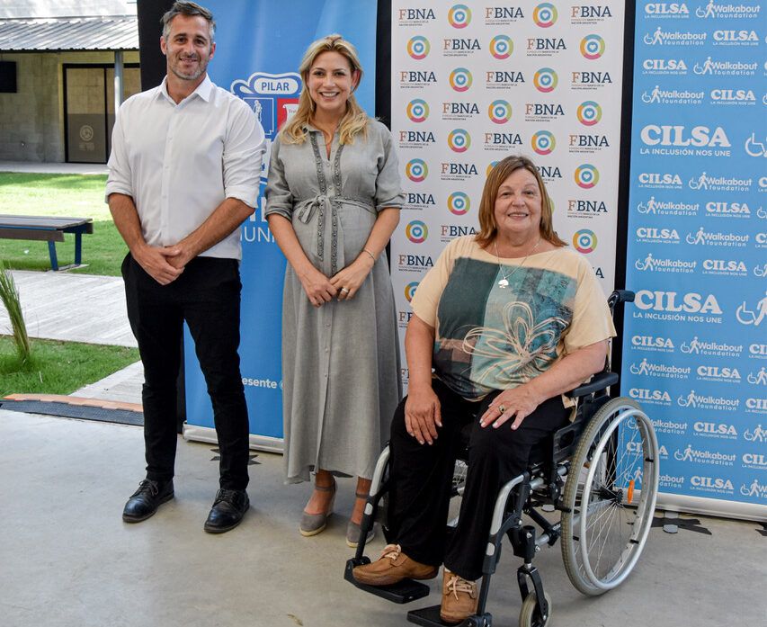 Fabiola Yañez completó una donación de 300 sillas de ruedas