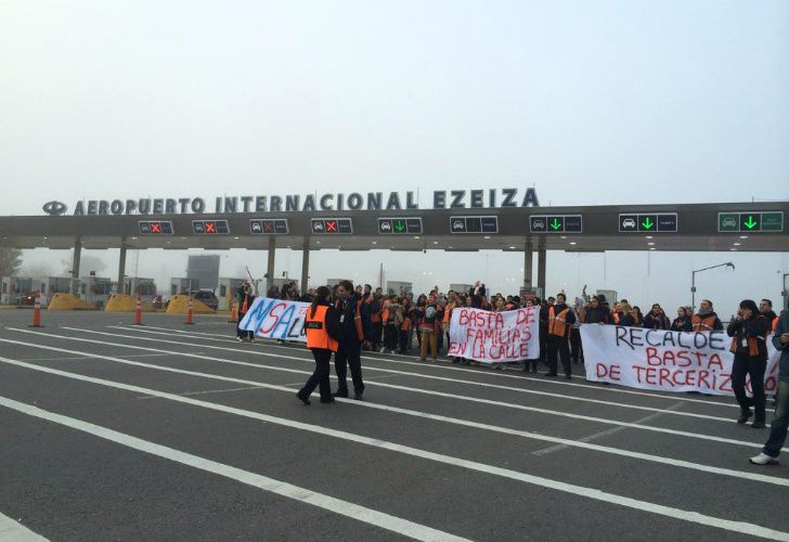 Cortan el acceso al aeropuerto de Ezeiza