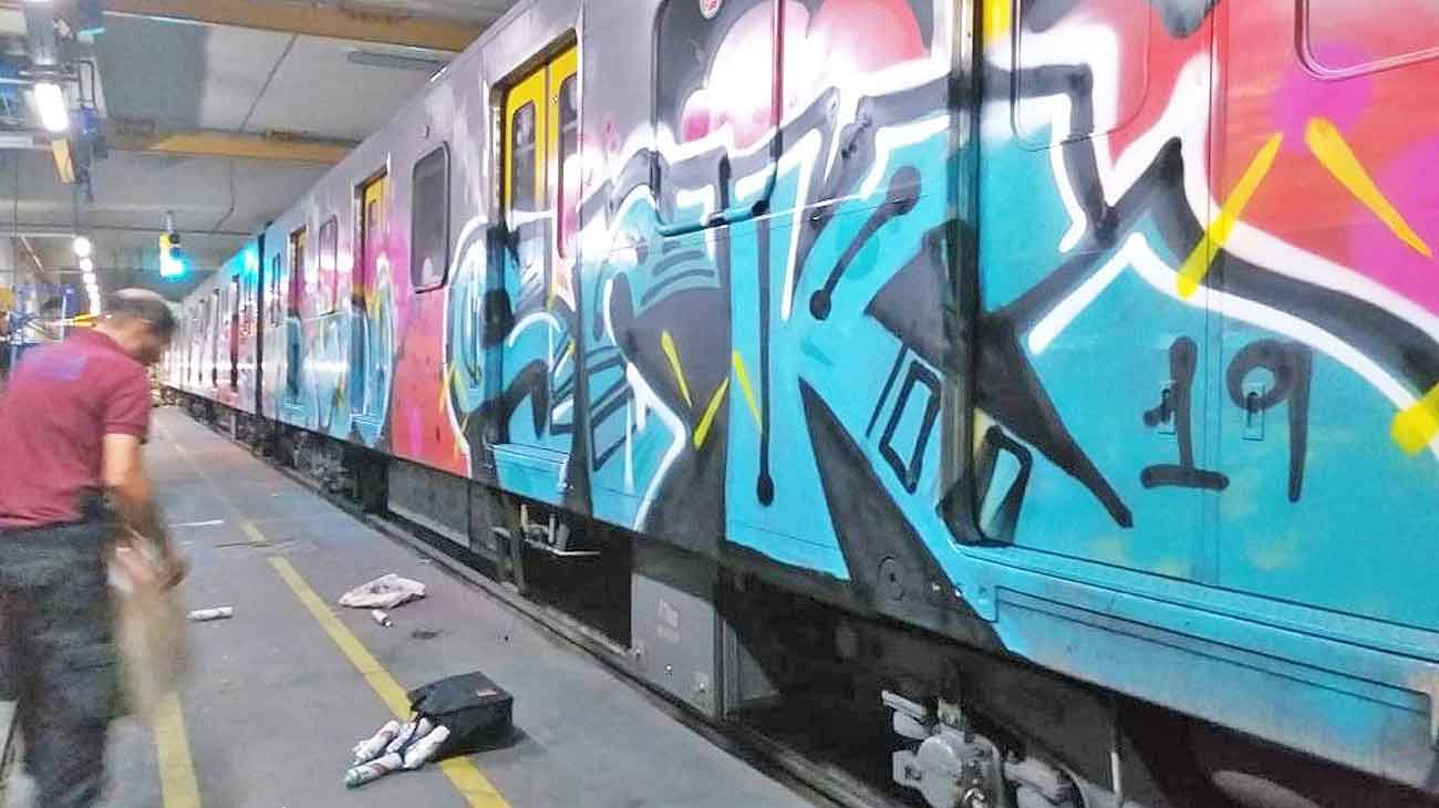 Subte: grafiteros deben pagar multas y limpiar