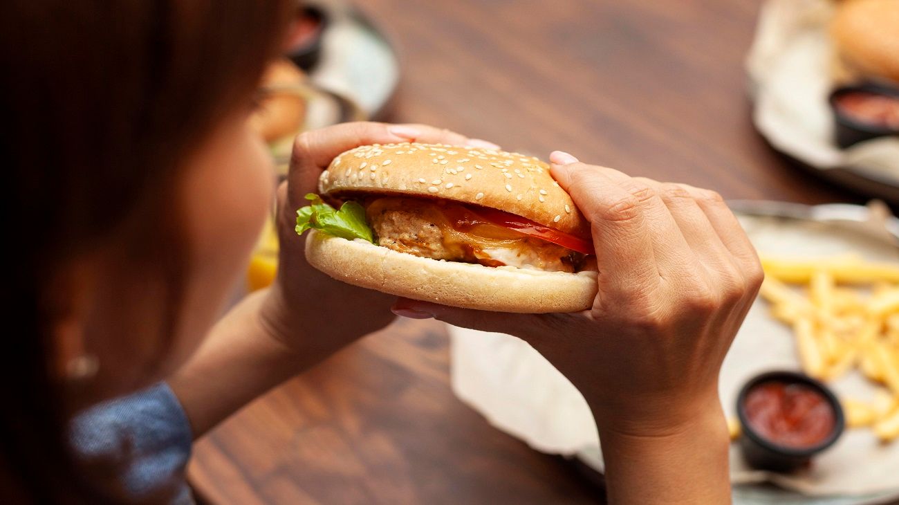 Cuánto cobran los empleados de Mcdonalds, Burger King y Mostaza en agosto 2026