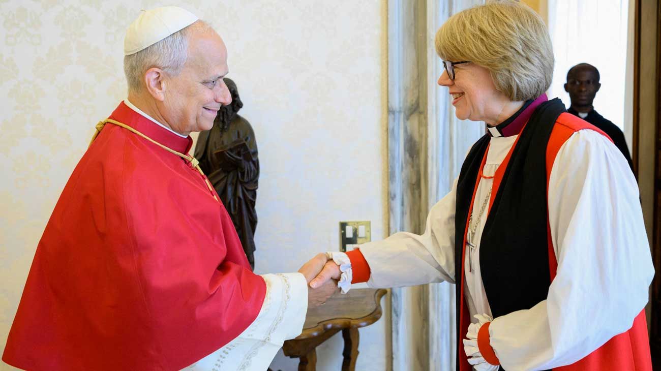 El Papa recibió a la primera arzobispa de la iglesia anglicana, Sarah Mullally, y rezaron juntos