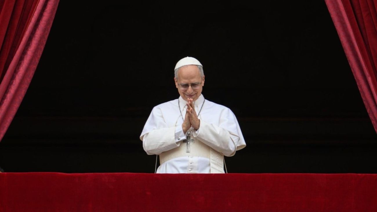 El papa León XIV realizó su primera oración dominical y recordó a Francisco: "¡Nunca más la guerra!"