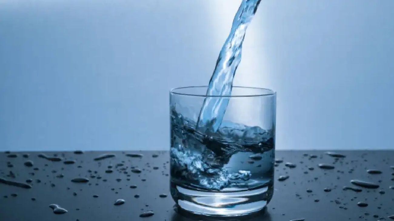 Microplásticos: el ser humano ingiere 1 millón de partículas al año a través del agua potable