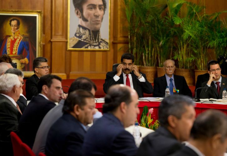 Con la bendición de Francisco, Maduro y la oposición instalan una mesa de diálogo