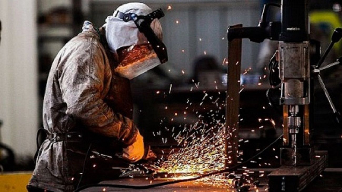Crisis industrial: "Las empresas extienden vacaciones debido a la falta de insumos para producir"