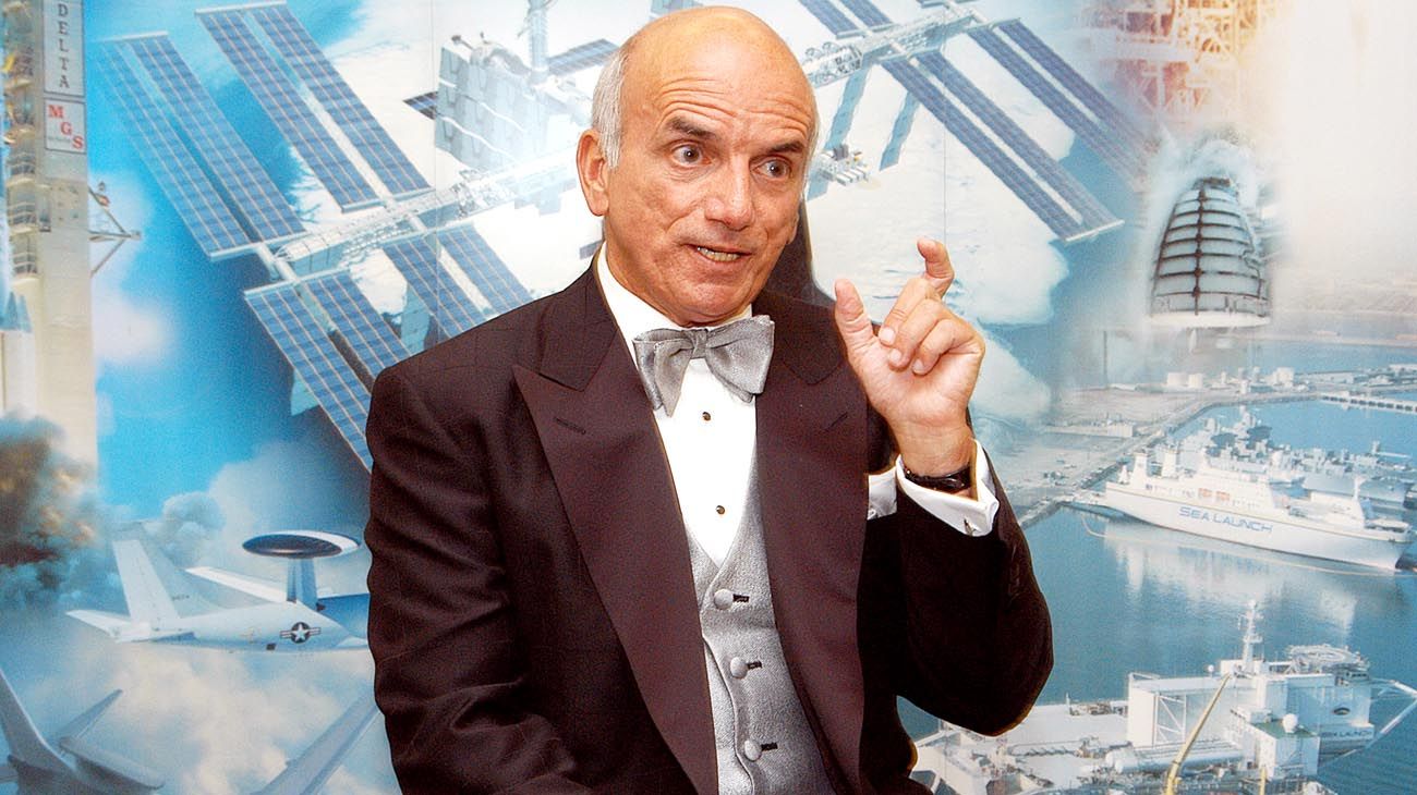 ¿Quién es Dennis Tito, el hombre más viejo que reservó dos boletos para viajar a la Luna?