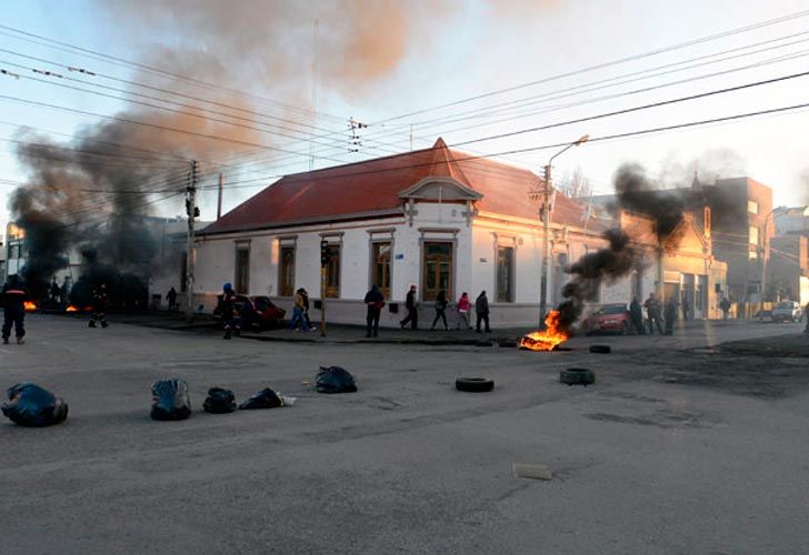 Protesta en la municipalidad de Río Gallegos