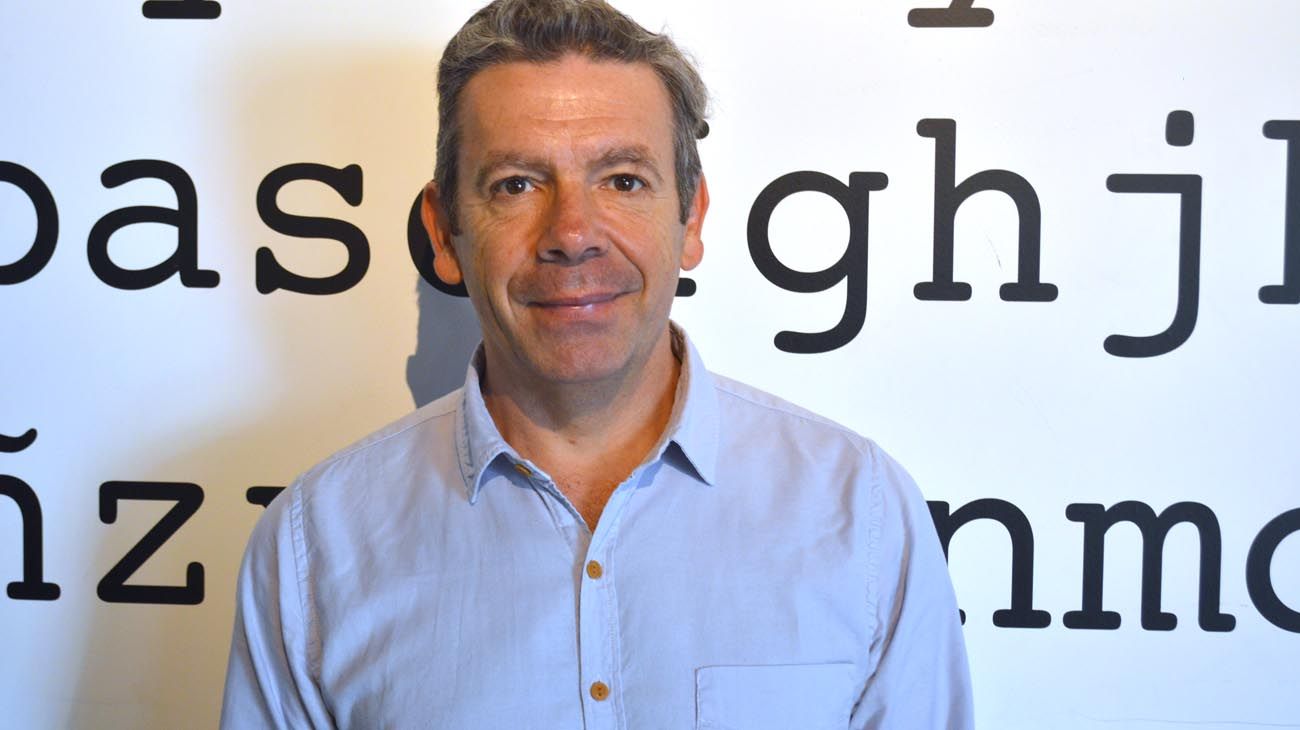 Martín Becerra: "En teoría, Milei defiende los monopolios, pero con Clarín se dio vuelta"