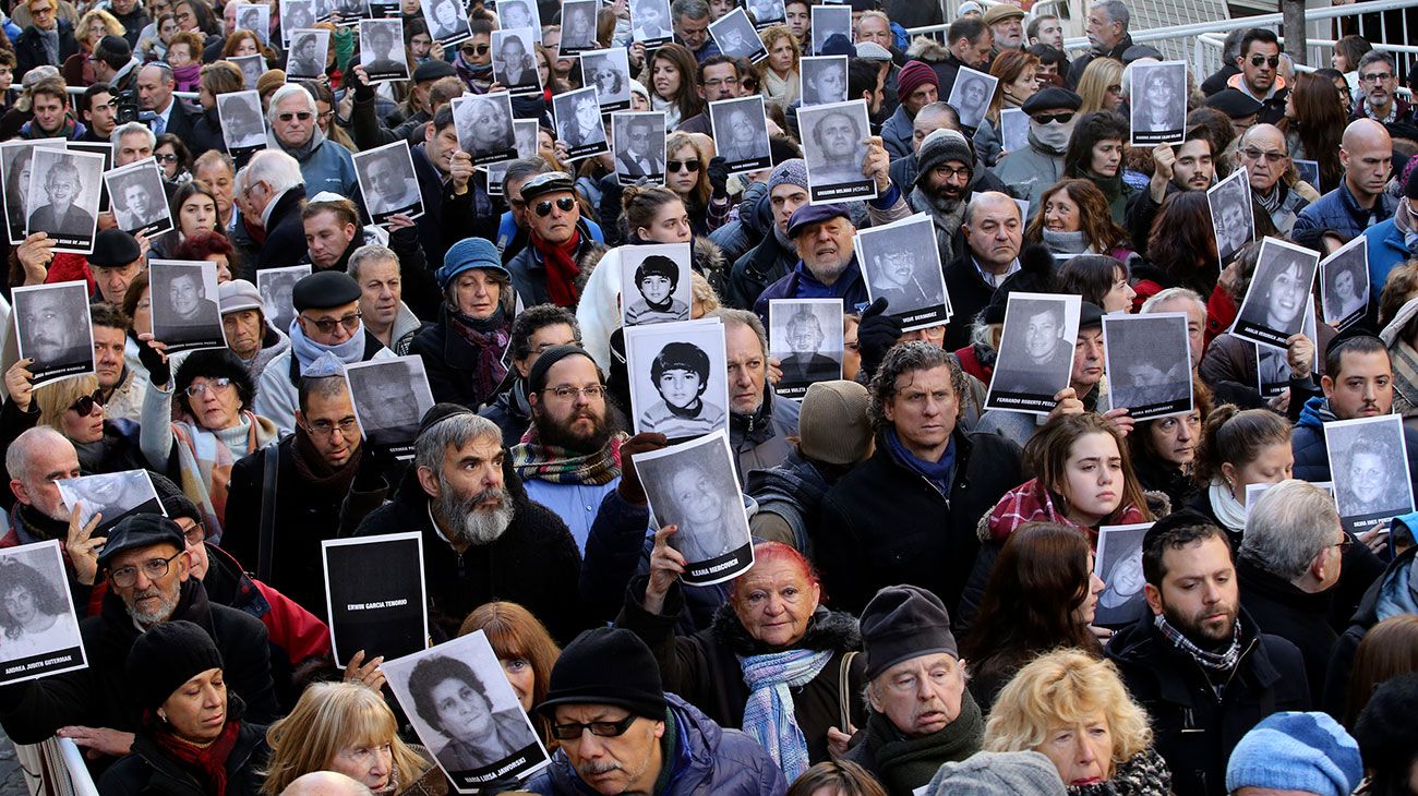 Mauricio Macri no participará del acto de la AMIA, pero recibirá a familiares de las víctimas