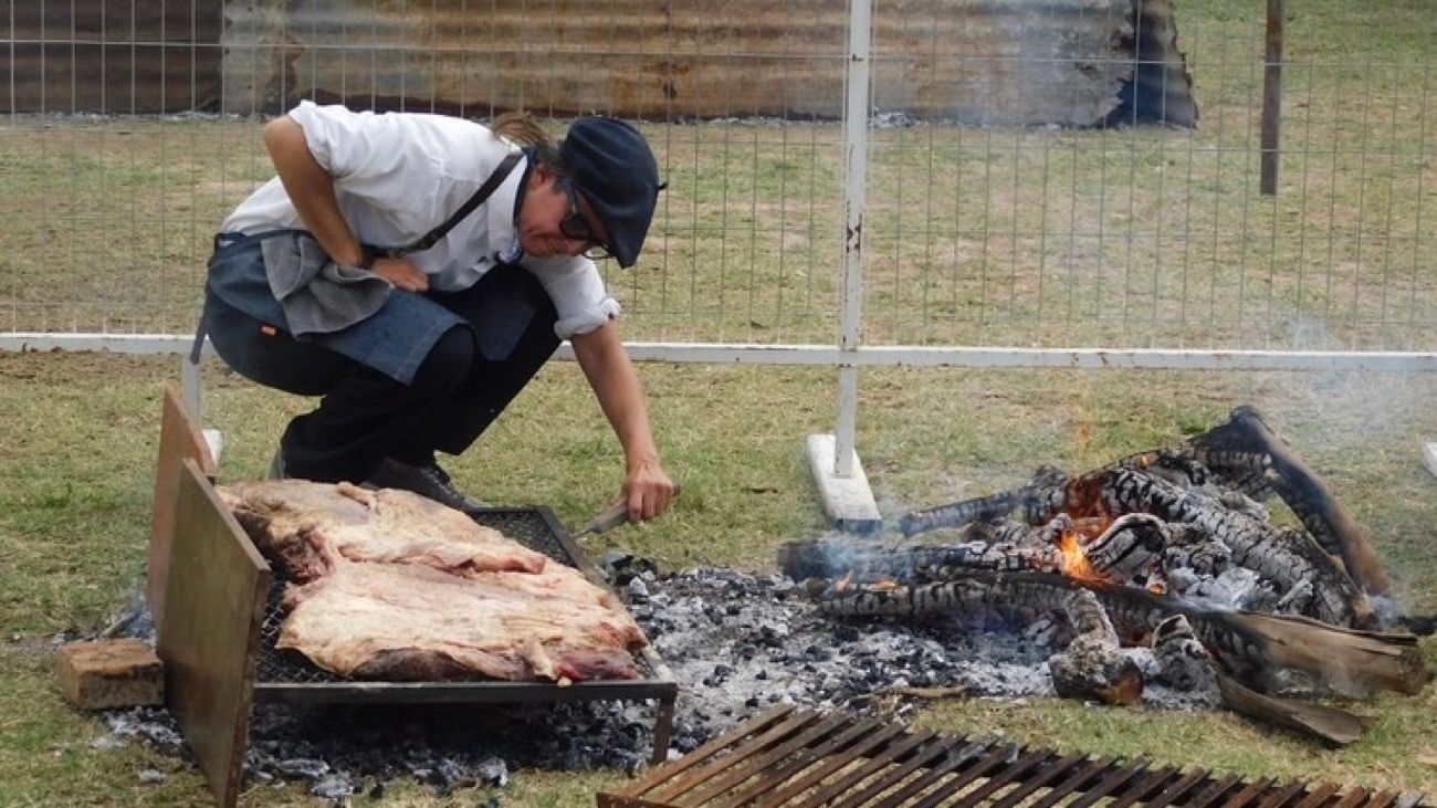 Asado de tira: la historia del corte de carne que identifica a los argentinos