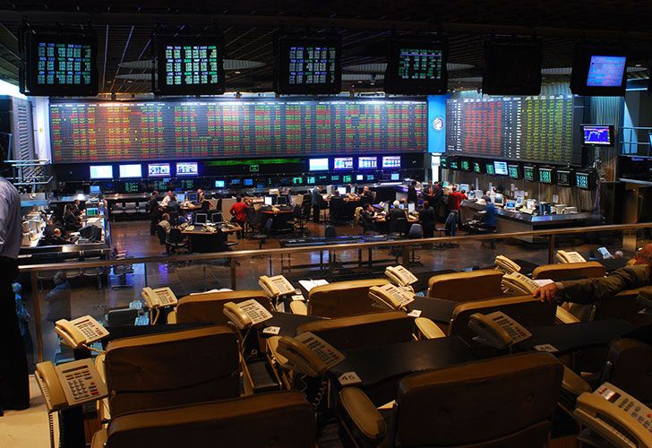 A dos horas del cierre, el Merval cae más de dos puntos