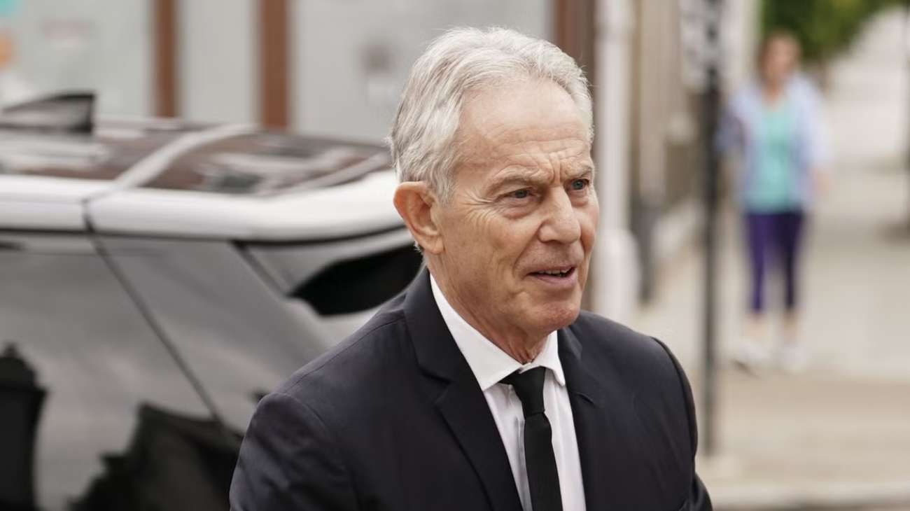Los factores que desgastaron a Tony Blair y precipitaron su histórica renuncia ante la reina Isabel II