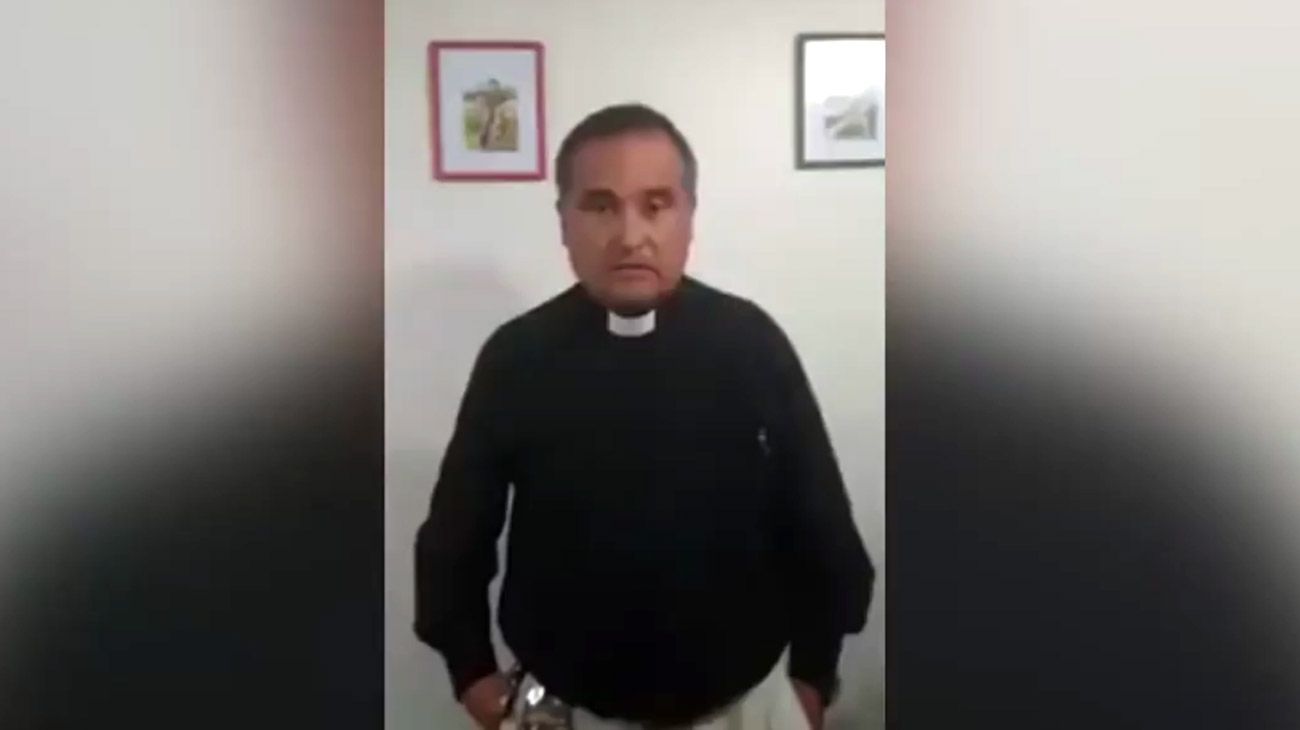 Un sacerdote intentó seducir a un joven, lo escracharon y renunció