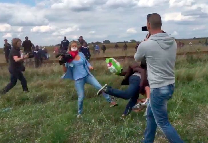 Despiden a una periodista húngara por maltratar refugiados