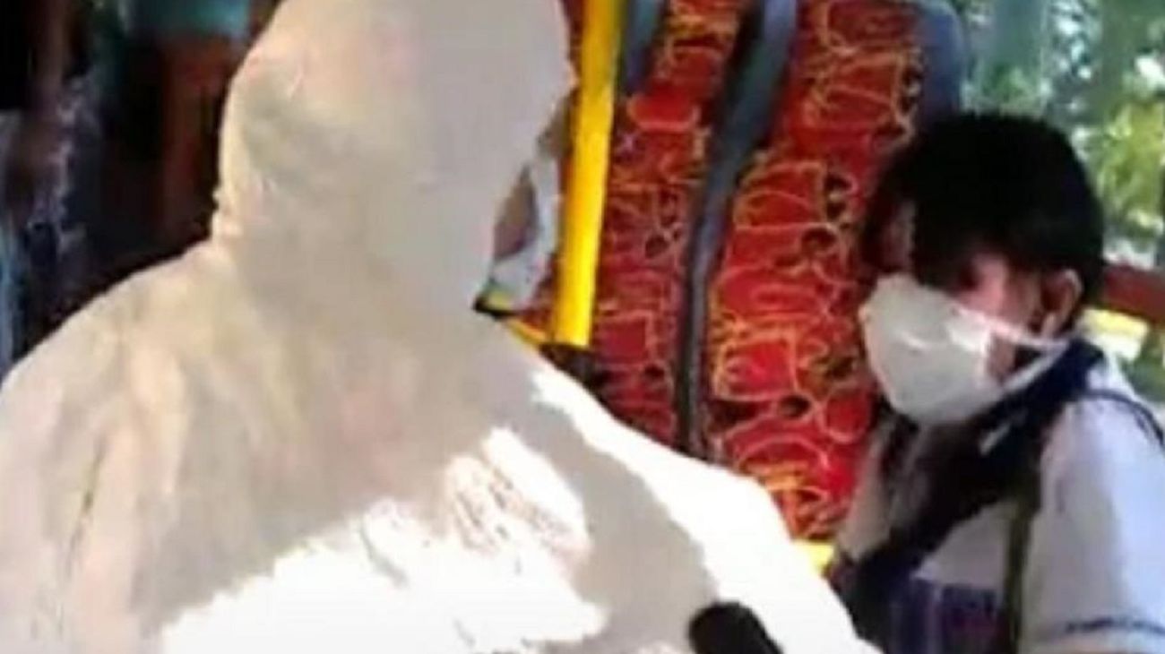 La violenta reacción arriba de un colectivo de una mujer que violó la cuarentena