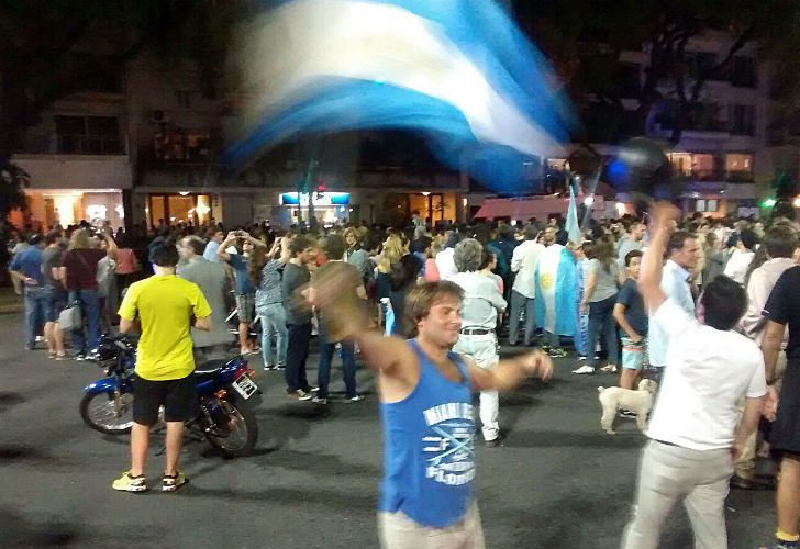Con bocinazos, petardos y cánticos festejan el fin del mandato de CFK