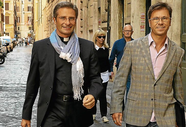Cura gay expulsado del Vaticano: "Francisco sostiene la homofobia"