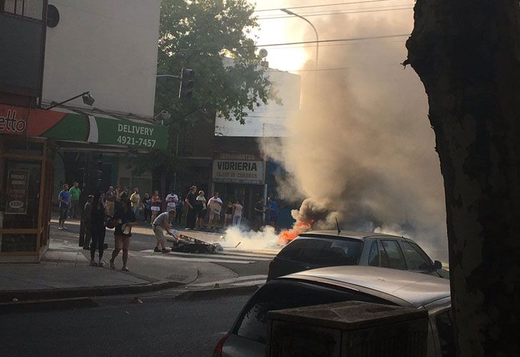 Vecinos de Boedo cortan el tránsito luego de tres días sin luz