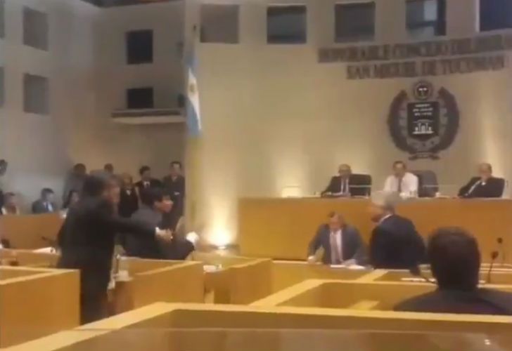 Video | Tucumán: golpearon a un concejal de Cambiemos en plena sesión