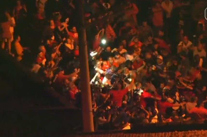 Tensión en San Pablo: Lula salió caminando del sindicato y se entregó