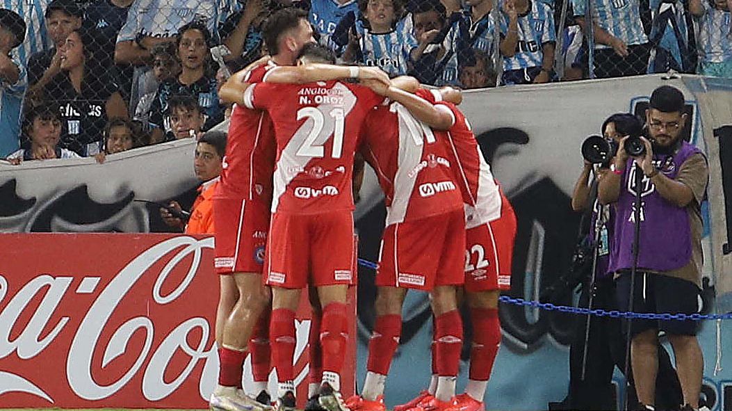 Argentinos "bailó" a Racing, que al final con verguenza decoró las cifras (3-2)