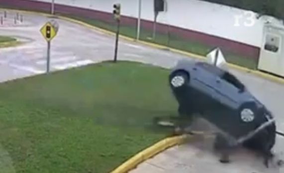 El increíble accidente de una conductora sacando el carnet en Lanús