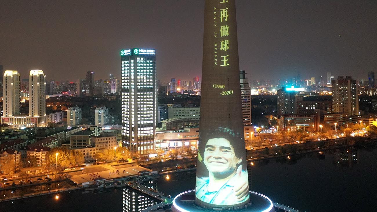 China despidió a Maradona proyectando su imagen en una torre
