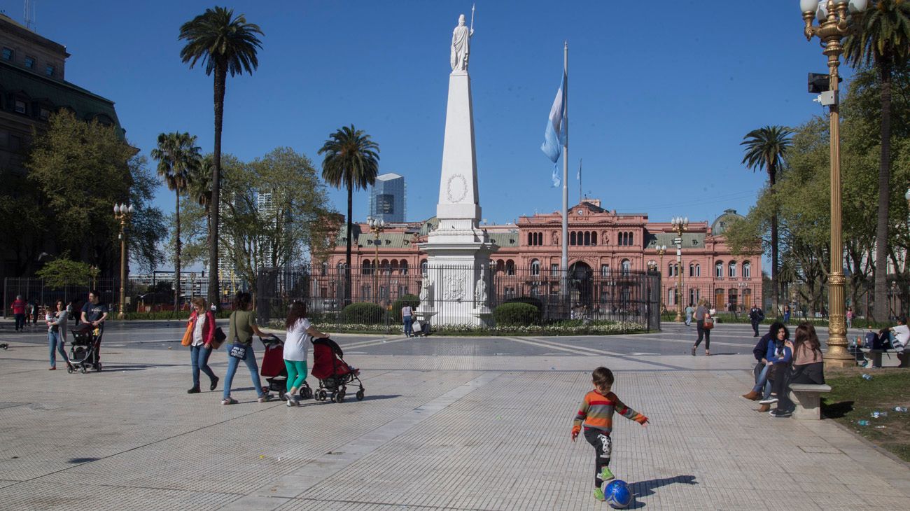 Buscan legalizar las rejas en Plaza de Mayo