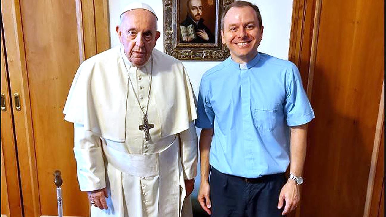 Un sacerdote porteño fue elegido por el Papa Francisco como su nuevo secretario personal