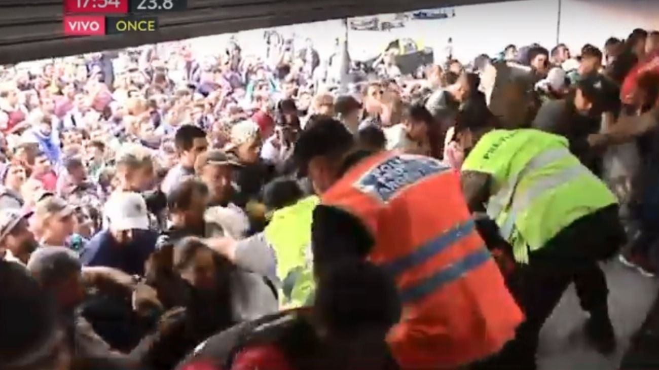 Descontrol en Once: la Policía no puede contener a la multitud que se abalanza para subir a los trenes