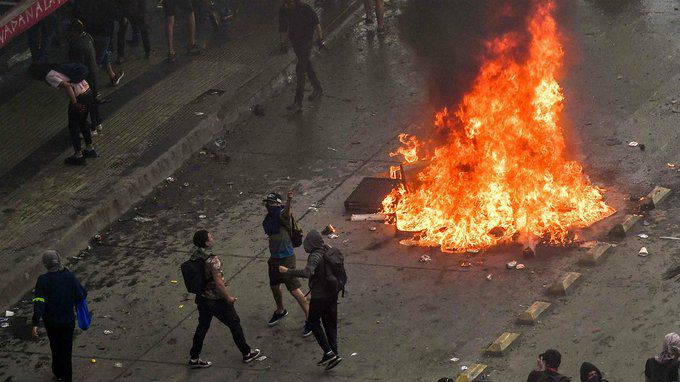 Evacúan la embajada argentina en Chile por un violento ataque de manifestantes