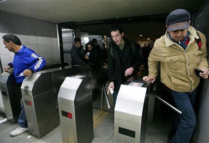 Metrodelegados liberaron los molinetes por reclamo de paritarias