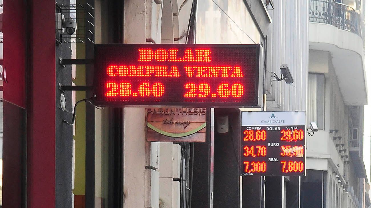 Alivio: el dólar se mantuvo estable y cerró por debajo del valor del viernes