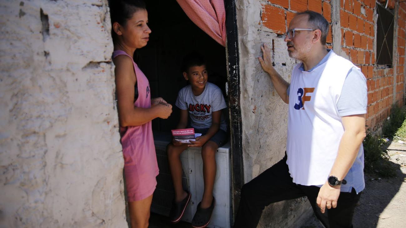 Valenzuela busca a los chicos casa por casa para que vayan a la escuela
