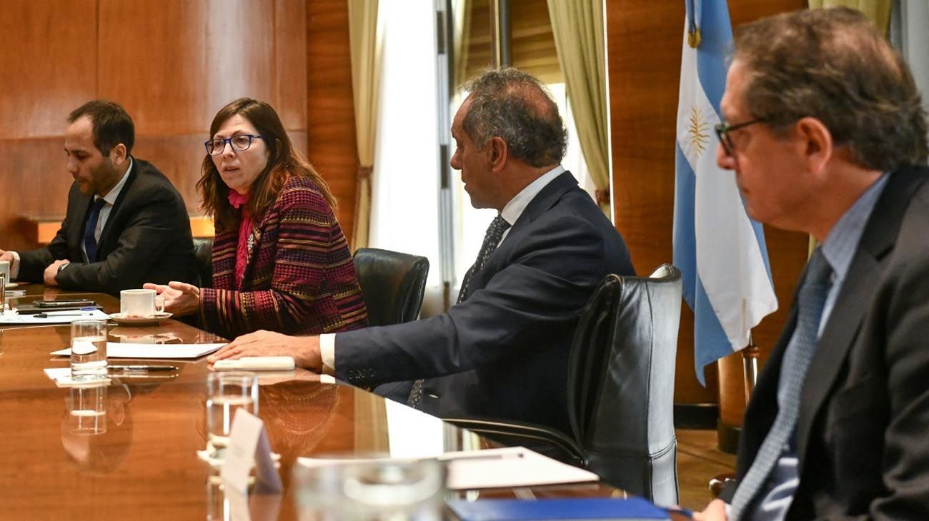 Silvina Batakis analiza con el gabinete económico medidas para contener el dólar
