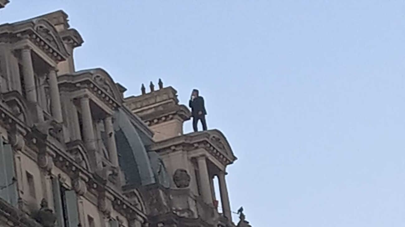 Un hombre amenazó con suicidarse desde un edificio y mantuvo en vilo al microcentro porteño