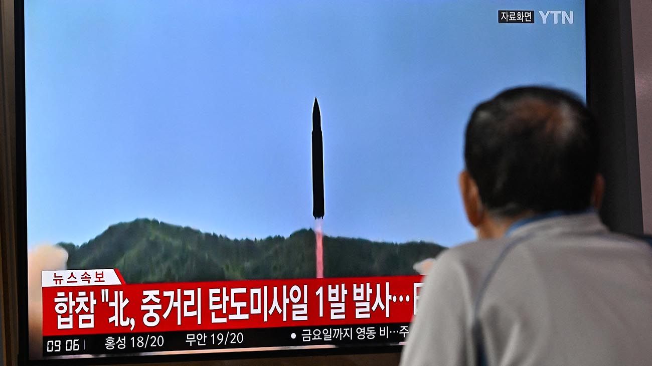 Corea del Norte disparó un misil que sobrevoló Japón: pidió a su población evacuar y refugiarse