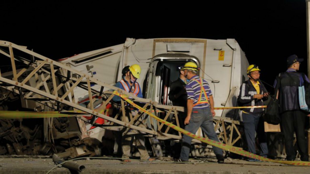 Taiwán: descarriló un tren y murieron 18 personas