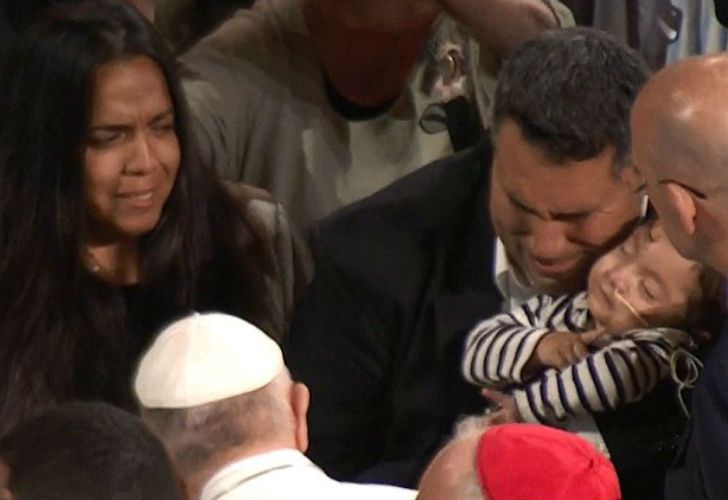 Video | La emotiva bendición de Francisco a un niño enfermo