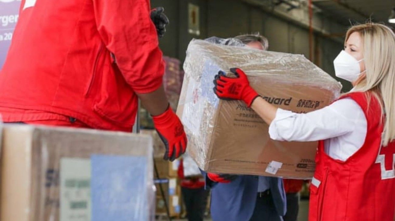 Fabiola Yáñez entregó equipos comprados luego del "teletón" de la Cruz Roja