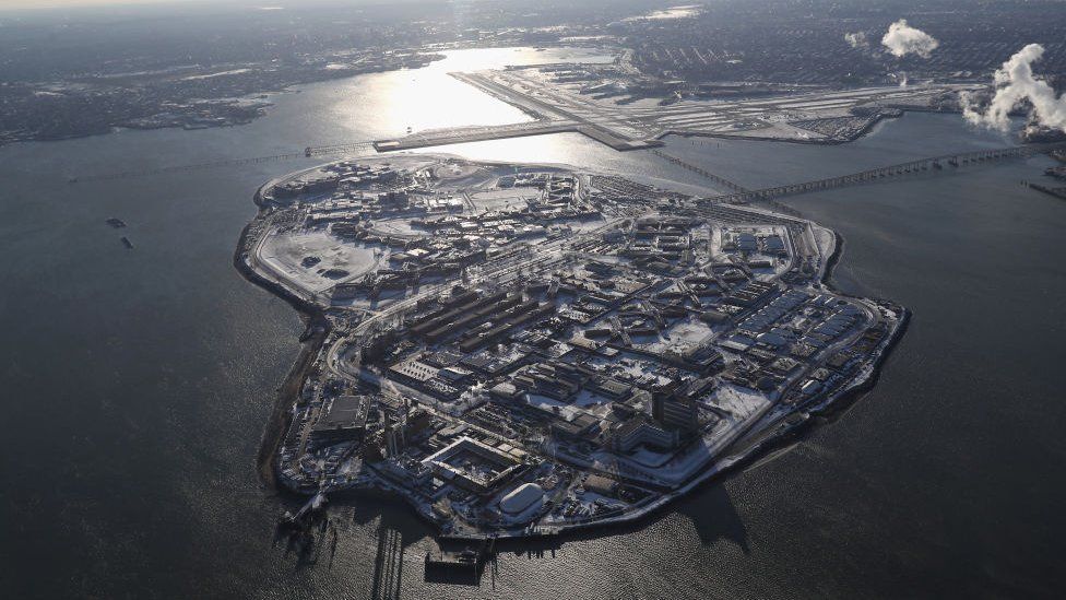 Los horrores de Rikers Island, la infame prisión de Nueva York donde murió el neurólogo argentino
