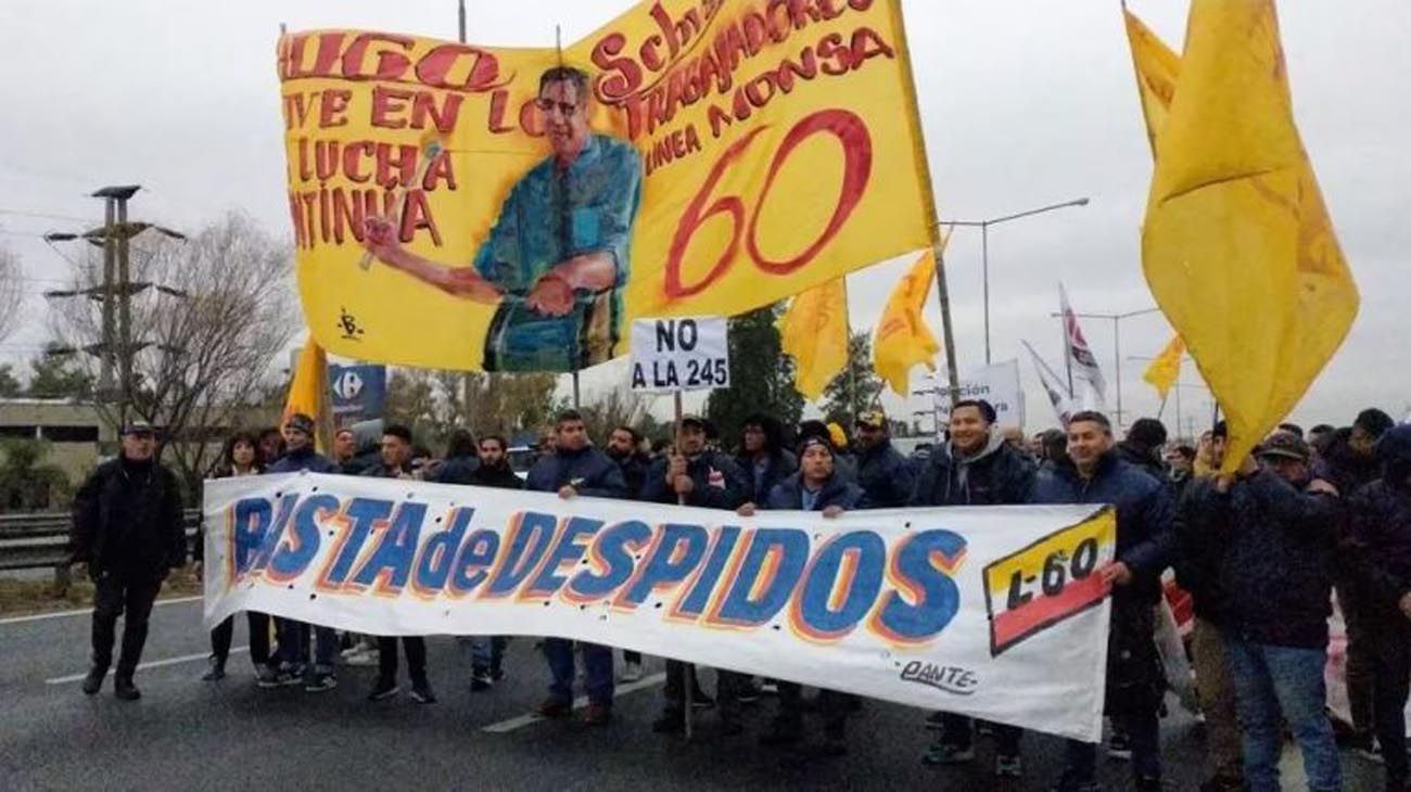 Antes del paro de colectivos, los choferes realizan un corte parcial en la Panamericana