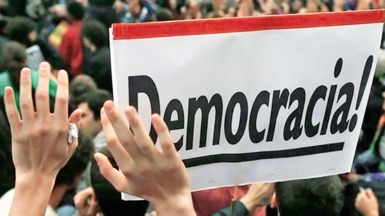 Democracia: los argentinos la valoran menos que antes, pero más que sus vecinos