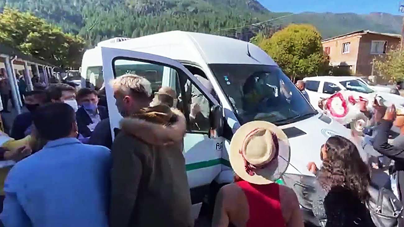 Atacaron con piedras la combi en la que viajaba Fernández en su visita a Chubut