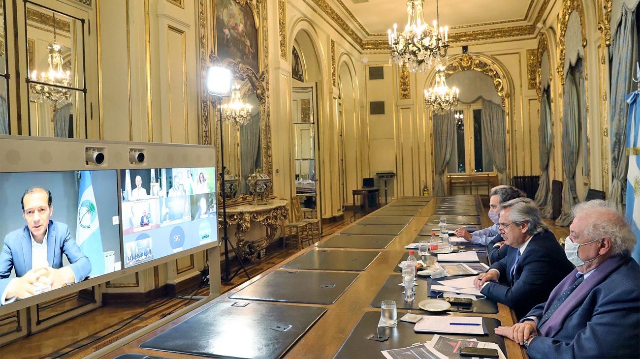 Fernández define con los gobernadores cómo aplicarán las primeras 300 mil dosis