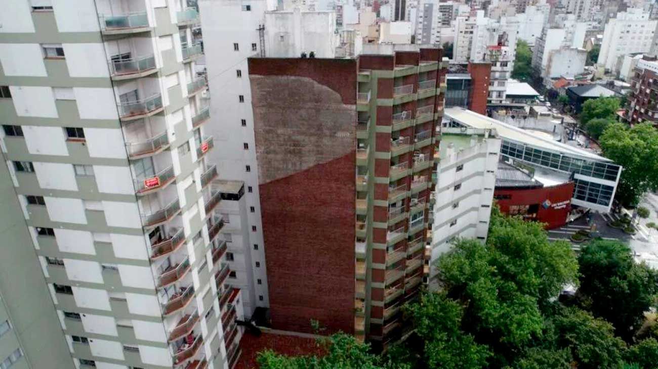 Se derrumbó la fachada de un edificio en Mar del Plata