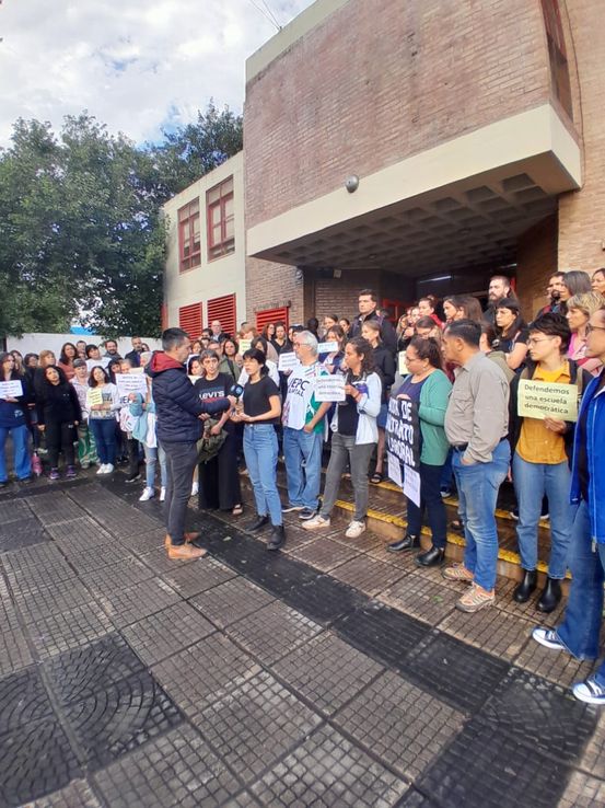 Toma del Colegio San José: estudiantes, padres y docentes defienden a una directora sancionada