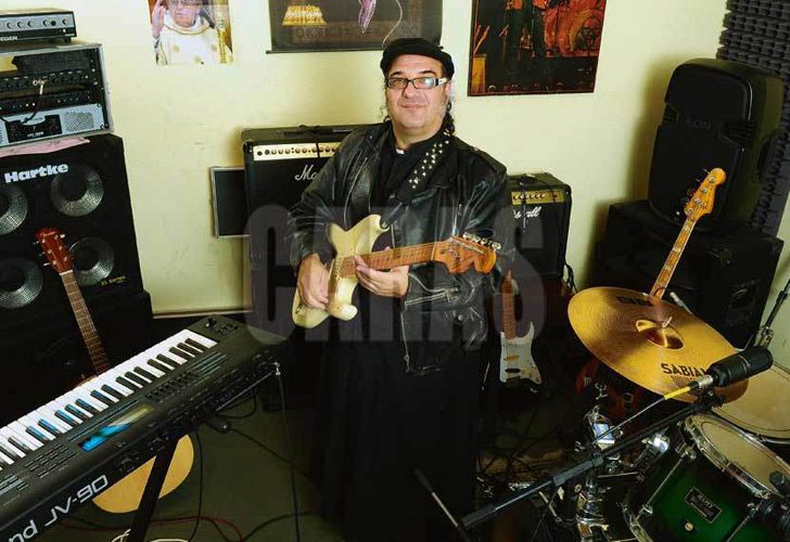 El "cura rockero" compuso un nuevo tema a pedido del Papa
