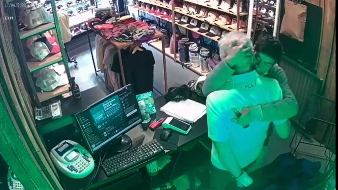 Videos: asaltaron, amenazaron y retuvieron al padre de Diego Schwartzman en su comercio